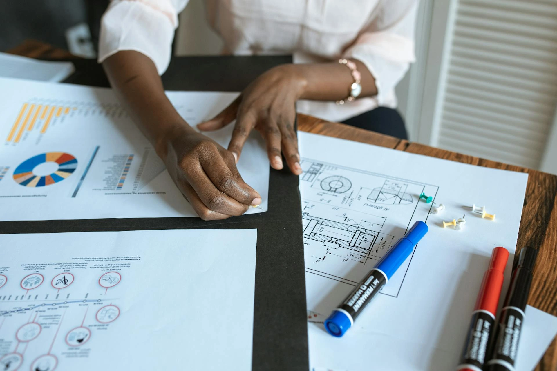 Team bei der Zusammenarbeit im digitalen Marketing